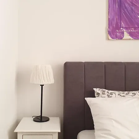 Apartment Artist *